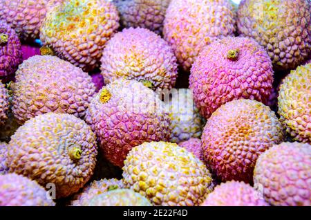 Eine Nahaufnahme von einem Haufen Litschis, einer tropischen Frucht aus Asien. Stockfoto