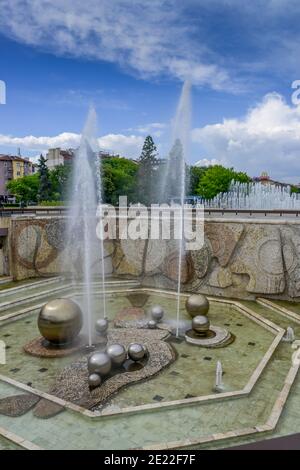 Springbrunnen, Platz vor dem Nationalen Kulturpalast, Bulevard Bulgaria, Sofia, Bulgarien Stockfoto