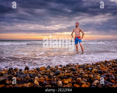 Reisejournalist und Wildschwimmer Joe Minihane am Strand von Hove im Winter. Stockfoto