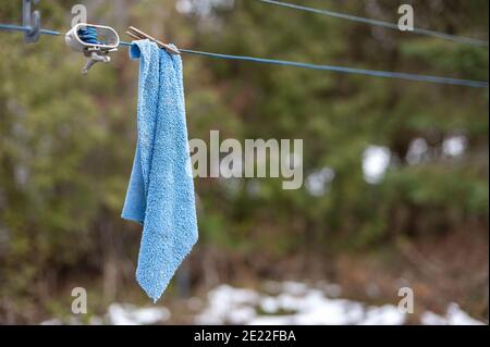 Isolierter Schuss eines Stoffes, der an einer Linie hängt Stockfoto