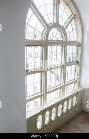Großes, weiß bemaltes Holzfenster, Stockfoto