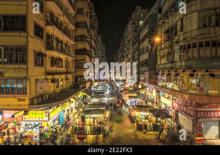 Belebte Straße mit Nachtmarkt in Hong Kong Stockfoto