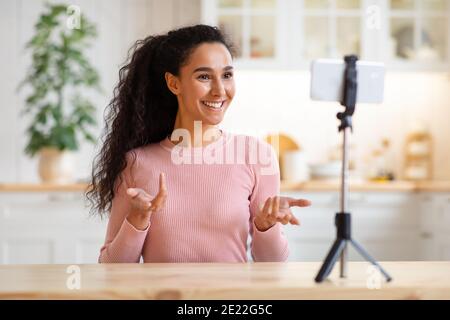 Blogging-Konzept. Bloggerin Mit Smartphone Auf Stativ, Videoaufnahme Zu Hause Stockfoto