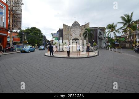 Bombendenkmal auf Bali. Es wurde am 12. Oktober 2004, dem zweiten Jahrestag des Terroranschlags, eingeweiht, bei dem 202 Menschen getötet wurden. Einheimische gehen zu Fuß Stockfoto