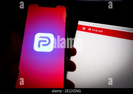 Das Parler-Logo ist auf einem Apple-iPhone in dieser Fototafel am 11. Januar 2021 in Warschau, Polen, zu sehen. Die Parler-App, die als alternative Social-Media-Plattform für Konservative entwickelt wurde, stammt aus dem Apple App Store und dem Google Play Store. Unterstützer von Donald Trump, darunter viele, die am Mittwoch das Capitol stürmten, kommunizieren über die App. Die App wurde aus den Geschäften entfernt, weil sie eine große Anzahl von Beiträgen enthält, die Gewalt ermutigen und anstacheln. Aamazon Web Services (AWS) hat auch angekündigt, es ist nicht mehr Hosting der Plattform auf seiner Cloud-Dienste. (Foto von Jaap Arr Stockfoto