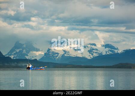 Fischerboot von Puerto Mont, The Last Hope Sound / Golfo Almirante Montt in Puerto Natales, Patagonien, Chile, mit den Torres Del Paine und Anden. Stockfoto