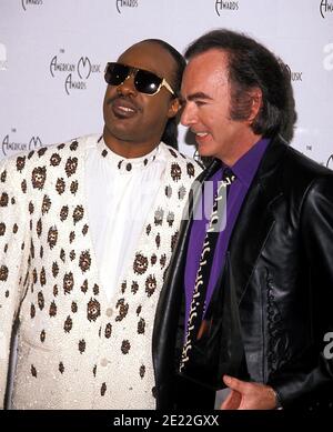 Stevie Wonder und Neil Diamond bei den 17th Annual American Music Awards im Shrine Auditorium in Los Angeles, Kalifornien, USA. 22. Januar 1990 Quelle: Ralph Dominguez/MediaPunch Stockfoto
