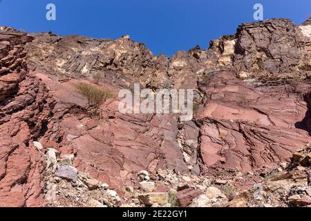 Rote Kalkstein- und Dolomitgesteinsformationen im Hajar-Gebirge auf der Arabischen Halbinsel, Vereinigte Arabische Emirate, Hatta. Stockfoto