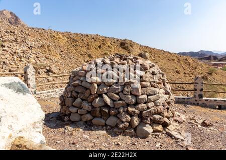 Runder steiniger Schutz auf dem Hügel in Hajar Mountains, Hatta, Vereinigte Arabische Emirate. Stockfoto
