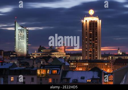 Leipzig, Deutschland. Januar 2021. Die Innenstadt mit dem City-Hochhaus (l-r), der Oper, dem Neuen Rathaus, dem Wintergartenhochhaus und der Thomaskirche. Der Freistaat gilt landesweit als Hotspot von Corona. Quelle: Jan Woitas/dpa-Zentralbild/ZB/dpa/Alamy Live News Stockfoto