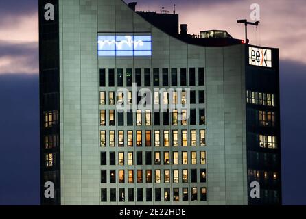 Leipzig, Deutschland. Januar 2021. Viele Fenster der Büros im City-Hochhaus sind beleuchtet. Als Erweiterung der bestehenden Beschränkungen aufgrund der Corona-Pandemie wird immer wieder über eine Heimbüro-Verpflichtung diskutiert. Der Freistaat gilt landesweit als Hotspot von Corona. Quelle: Jan Woitas/dpa-Zentralbild/ZB/dpa/Alamy Live News Stockfoto