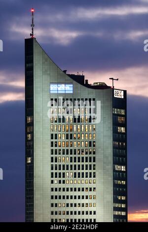 Leipzig, Deutschland. Januar 2021. Viele Fenster der Büros im City-Hochhaus sind beleuchtet. Als Erweiterung der bestehenden Beschränkungen aufgrund der Corona-Pandemie wird immer wieder über eine Heimbüro-Verpflichtung diskutiert. Der Freistaat gilt landesweit als Hotspot von Corona. Quelle: Jan Woitas/dpa-Zentralbild/ZB/dpa/Alamy Live News Stockfoto