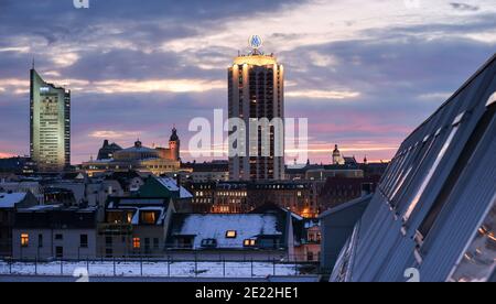 Leipzig, Deutschland. Januar 2021. Die Innenstadt mit dem City-Hochhaus (l-r), der Oper, dem Neuen Rathaus, dem Wintergartenhochhaus und der Thomaskirche. Der Freistaat gilt landesweit als Hotspot von Corona. Quelle: Jan Woitas/dpa-Zentralbild/ZB/dpa/Alamy Live News Stockfoto