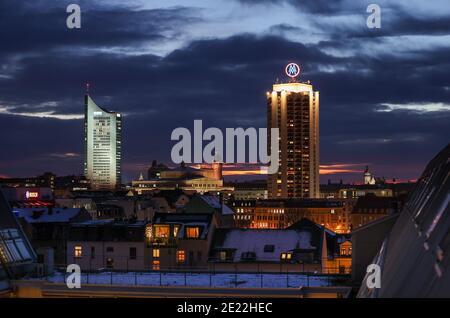 Leipzig, Deutschland. Januar 2021. Die Innenstadt mit dem City-Hochhaus (l-r), der Oper, dem Neuen Rathaus, dem Wintergartenhochhaus und der Thomaskirche. Der Freistaat gilt landesweit als Hotspot von Corona. Quelle: Jan Woitas/dpa-Zentralbild/ZB/dpa/Alamy Live News Stockfoto