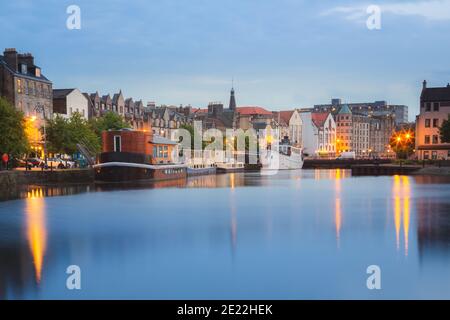 Ein schöner Abend an der Leith Shore, einem Hafengebiet im Norden von Edinburgh, Schottland. Stockfoto