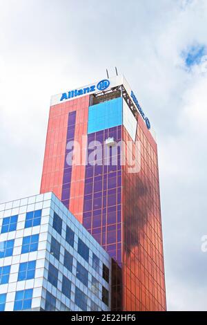 BARCELONA, SPANIEN - 08. OKTOBER 2013: Blick auf Edificio Allianz (Torre Allianz) - Wolkenkratzer in der Carrer de Tarragona Straße 103, in der Nähe des spanischen Platzes Stockfoto