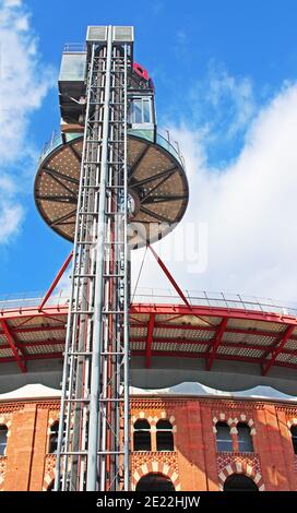 Gebäude der Stierkampfarena am Espanya Platz mit Aufzug, Barcelona Stockfoto