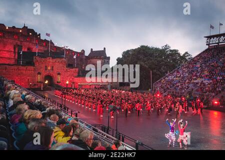 Edinburgh, Schottland - August 11 2016: Zuschauerblick über eine Live-Performance des Royal Edinburgh Military Tattoo im Edinburgh Castle während der Fringe Stockfoto