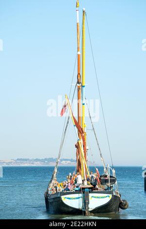 Colchester registrierte Thames Segelschiff, Greta, verlassen Whitstable Hafen an einem sonnigen Tag mit einem klaren blauen Himmel im Sommer für einen Vergnügungsausflug. Stockfoto