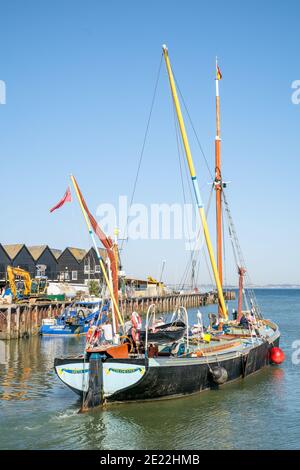 Colchester registrierte Thames Segelschiff, Greta, verlassen Whitstable Hafen an einem sonnigen Tag mit einem klaren blauen Himmel im Sommer für einen Vergnügungsausflug. Stockfoto