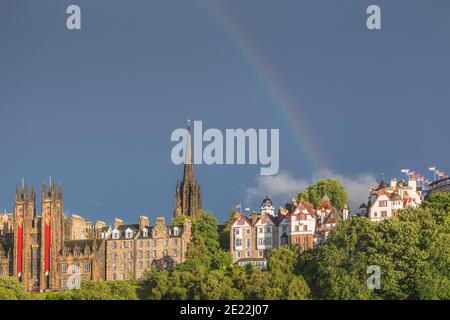 Regenbogen über Ramsay Garden, Tollbooth Kirk und die Altstadt Skyline an einem stimmungsvollen Sommerabend in Edinburgh, Schottland Stockfoto