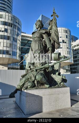 Vertikale Aufnahme der Statue zur Französischen Revolution auf dem Platz La Defense in Paris, Frankreich Stockfoto