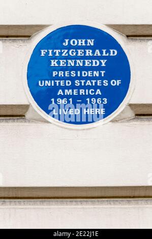 Blaue Plakette auf Princes Gate Eigentum lebte in von John Fitzgerald Kennedy, Präsident der Vereinigten Staaten von Amerika. Stockfoto