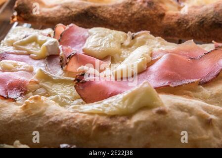 Nahaufnahme von geräuchertem Schinkenspeck und Brie-Käse Pizza Stockfoto