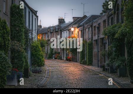 Die malerische und historische Circus Lane an einem Sommerabend im Stockbridge-Viertel von Edinburgh, Schottland Stockfoto
