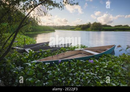 Drei Boote in Lagune bei Sonnenuntergang Stockfoto