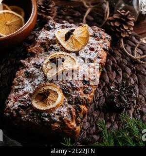 Weihnachtsstollen auf Holzhintergrund. Traditionelle Weihnachten festliche Gebäck Dessert. Stollen zu Weihnachten Stockfoto
