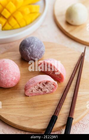 Japanisches Eis Mochi in Reisteig. Traditionelles japanisches Dessert Stockfoto