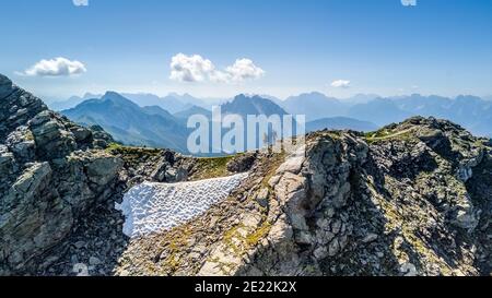 Zwei Wanderer mit Rucksäcken auf dem schmalen Bergrücken mit Blick auf die Dolomiten im Sommer, Kärnten, Venetien, italienisch-österreichische Grenze Stockfoto