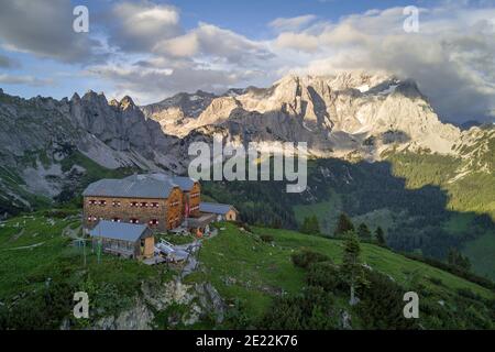 Hofpürglhütte im Sommer, Berghütte auf der Bischofsmütze im Gosaukamm des Dachsteingebirges, Obersteiermark / Steiermark, Österreich Stockfoto