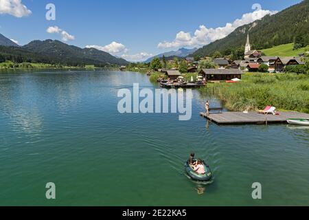 Gletschersee Weissensee / Weißensee und Blick über das Dorf Techendorf im Sommer, Bezirk Spittal an der Drau, Kärnten / Kärnten, Österreich Stockfoto