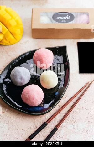 Japanisches Eis Mochi in Reisteig. Traditionelles japanisches Dessert Stockfoto