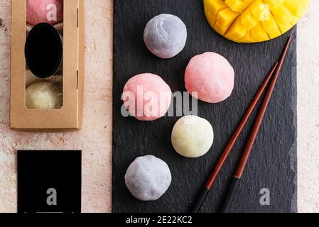 Japanisches Eis Mochi in Reisteig. Traditionelles japanisches Dessert Stockfoto