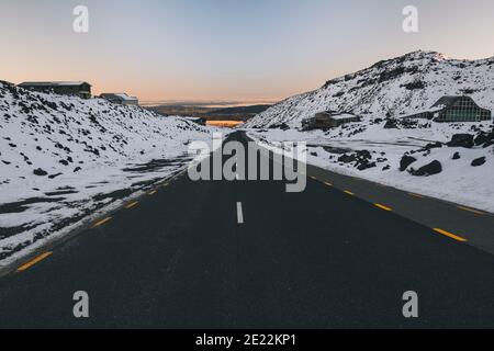 Weg zum Whakapapa Village vom Skigebiet im Tongariro National Park, Neuseeland Stockfoto