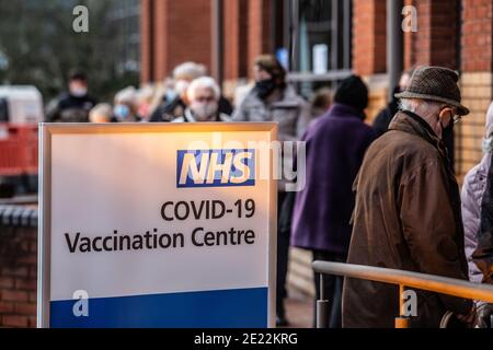 Schlange am Covid-19 Massenimpfzentrum in Stevenage, Hertfordshire, Großbritannien Stockfoto