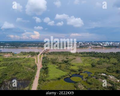 Luftdrohnenansicht des Madeira Flusses, BR 319 Straße, Amazonas Waldlandschaft und Porto Velho Stadt in Rondonia, Brasilien. Konzept der Ökologie, Erhaltung. Stockfoto