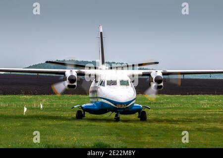 Vorderansicht des Rollens eines Turboprop-Passagierflugzeuges an einem Ländlicher Flugplatz bei bewölktem Sommerwetter Stockfoto