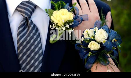 Hände von Datum Prom Nacht Blumen Corsage formale tragen Hand Auf der Schulter Stockfoto