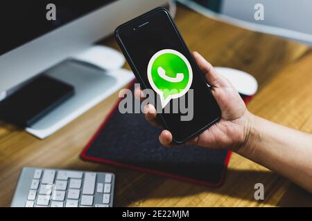 Antalya, TÜRKEI - 10. Januar 2021. IPhone 7 Plus Smartphone-Bildschirm mit Whatsapp-Logo. Stockfoto