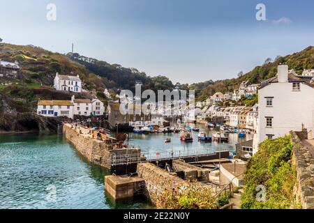 Blick auf den Hafen von Polperro vom South West Coast Path, Cornwall, England Stockfoto