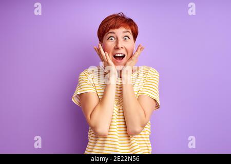 Aufgeregt Frau ist von etwas überrascht, stehen schreien, zum Ausdruck bringen Glück, menschliche Emotionen Konzept Stockfoto