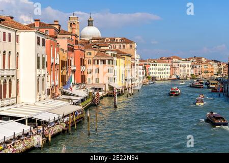 Grand Canal - EIN sonniger Blick auf einen geschäftigen Abschnitt des Canale Grande, von der Scalzi-Brücke aus gesehen, in der Nähe des Bahnhofs Santa Lucia, Venedig, Italien. Stockfoto