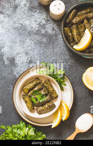 Dolma - gefüllte griechische Weinblätter (Dolmades) auf grauem Betongrund Stockfoto
