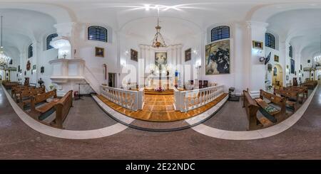 360 Grad Panorama Ansicht von NOVOGRUDOK, WEISSRUSSLAND - OKTOBER 2020: Full spherical nahtloses hdri Panorama 360 Grad Winkel im Inneren der alten katholischen Kirche in equirectangular