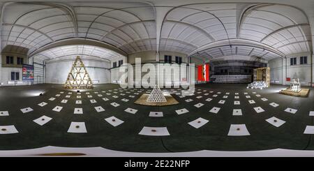 360 Grad Panorama Ansicht von MINSK, WEISSRUSSLAND - MAI 2020: Full seamless spherical hdri Panorama 360 im Inneren des großen leeren Raumes als Ausstellungsgalerie zeitgenössischer Kunst in Indu