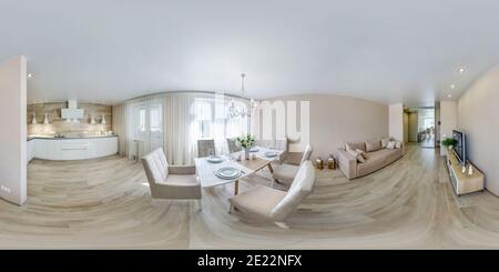 360 Grad Panorama Ansicht von MINSK, WEISSRUSSLAND - JULI 2020: Volle sphärische nahtlose hdri Panorama 360 Grad Blick im Inneren des Gastzimmers in der Wohnung mit Sofa und serviert Tisch i